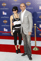 Shaun Toub mit Begleitung