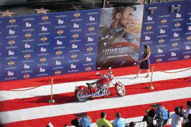 Filmplakat am roten Teppich