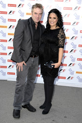 Donal MacIntyre mit Begleitung