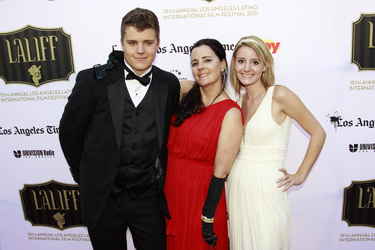 Eren McGinnis, Sophia Anais mit Begleitung