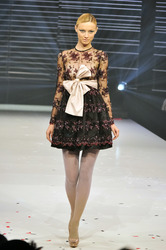 Model der Fashionshow Goldknopf Couture