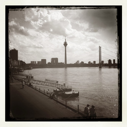 Blick über den Rhein auf Rheinkniebrücke und Rheinturm