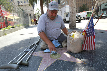 Ein Fan putzt den Sern von Mildred Harris auf dem Hollywood Walk of Fame