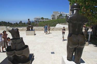 Torso of Dina von Aristide Maillol und Delusions of Grandeur von und René Magritte im Getty Center