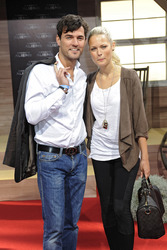 Tobey Wilson mit Begleitung