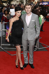 James Buckley mit Partnerin