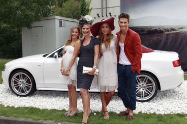 Andrea Lüdke mit Begleitung