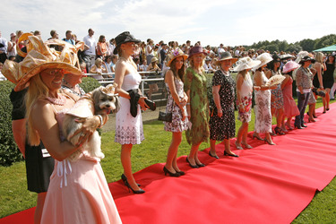 Teilnehmer des Hutwettbewerbs