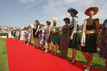 Teilnehmer des Hutwettbewerbs