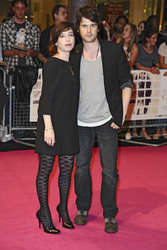 Sally Hawkins mit Begleitung