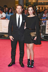 Dermot O'Leary mit Begleitung