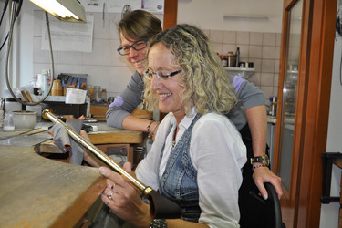 Goldschmiedin Edeltraut Andrews legt letzte Hand an die Goldene Peitsche, Chefin Karin Boppert-Bielert
