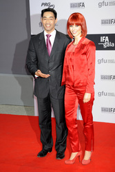 Philipp Rösler mit Miss IFA