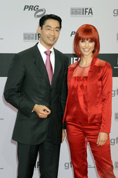 Philipp Rösler mit Miss IFA