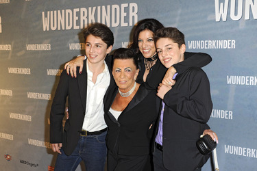 Alice Brauner mit Söhnen Ben und David und Mutter Maria