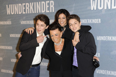 Alice Brauner mit Söhnen Ben und David und Mutter Maria