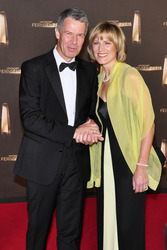 Peter Kloeppel mit Begleitung