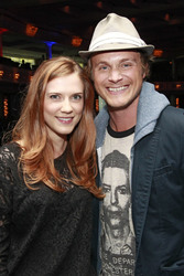 Sara Canning, David Anders