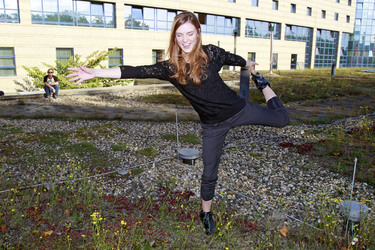 Sara Canning (im Hintergrund David Anders)