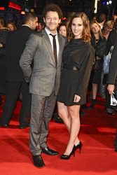 Richard Coyle mit Begleitung