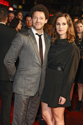 Richard Coyle mit Begleitung