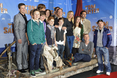 Benno Fürmann, Heike Makatsch und der Cast von 'Tom Sawyer'