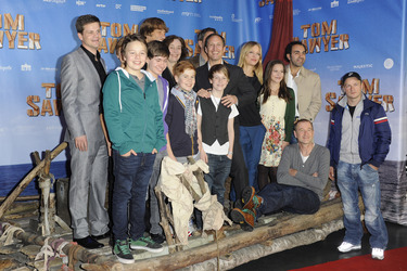 Benno Fürmann, Heike Makatsch und der Cast von 'Tom Sawyer'