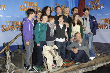 Benno Fürmann, Heike Makatsch und der Cast von 'Tom Sawyer'