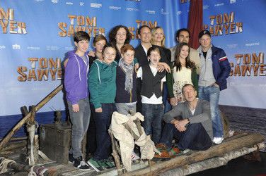 Benno Fürmann, Heike Makatsch und der Cast von 'Tom Sawyer'
