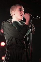 Alina Süggeler (Frida Gold)