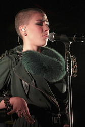 Alina Süggeler (Frida Gold)