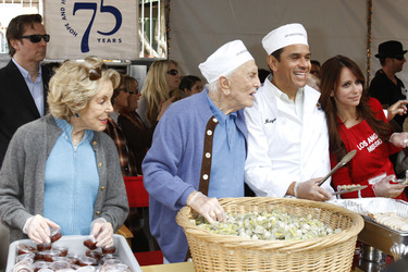 Kirk Douglas mit Gattin Anne Buydens, Antonio Villaraigosa, Jennifer Love Hewitt