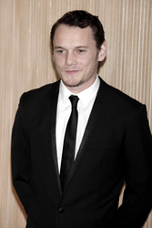 Schauspieler; Pavel Chekov in 'Star Trek XI-XII'; Kyle Reese in 'Termnator 4'; Jacob Clarke in 'Taken'