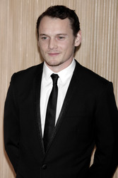 Schauspieler; Pavel Chekov in 'Star Trek XI-XII'; Kyle Reese in 'Termnator 4'; Jacob Clarke in 'Taken'