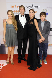 Mads Mikkelsen mit Gattin Helen und den Kindern Viola und Carl