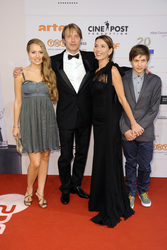 Mads Mikkelsen mit Gattin Helen und den Kindern Viola und Carl