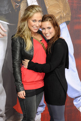 Sina Tkosch, Sarah Tkotsch