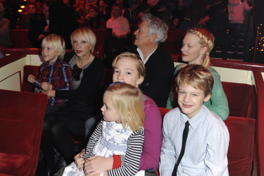 Henry Hübchen mit Lebensgefährtin Carmen, Tochter Theresa und seinen 4 Enkelkindern