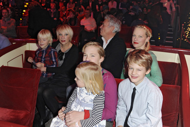 Henry Hübchen mit Lebensgefährtin Carmen, Tochter Theresa und seinen 4 Enkelkindern