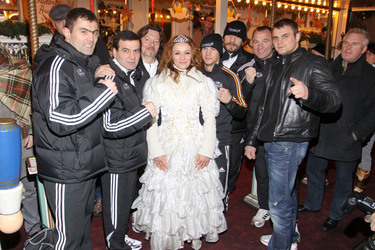 Ina Menzer mit ihren Kollegen vom Boxstall Universum