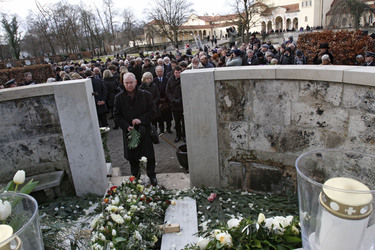 Grabstätte mit Trauergästen