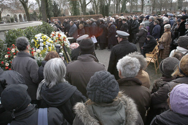 Grabstätte mit Trauergästen