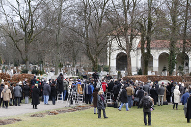 Trauergäste und Presse