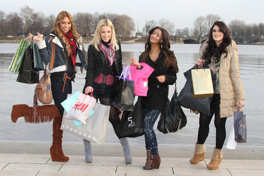 Ronja Hilbig, Leonore 'Leo' Bartsch, Gabriella 'Gabby' De Almeida Rinne, Selina Herrero (Queensberry)