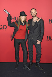 Veruschka Gräfin von Lehndorff mit Begleitung