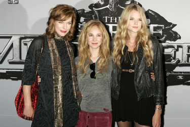Milla Jovovich, Juno Temple, Gabriella Wilde