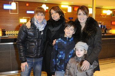 Gerit Kling und Anja Kling mit den Kindern Leon, Tano und Alea
