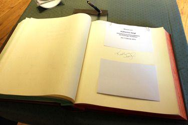 Katherine Heigls Unterschrift im Goldenen Buch der Stadt Esslingen