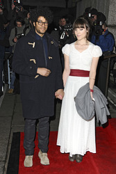 Richard Ayoade mit Begleitung