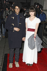 Richard Ayoade mit Begleitung